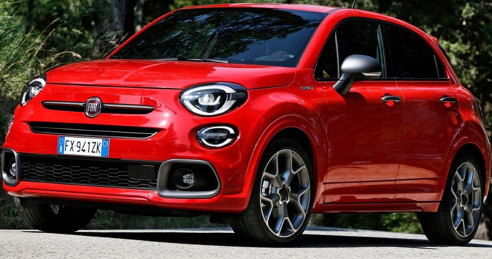 Fiat 500X, front quarter view, in red 