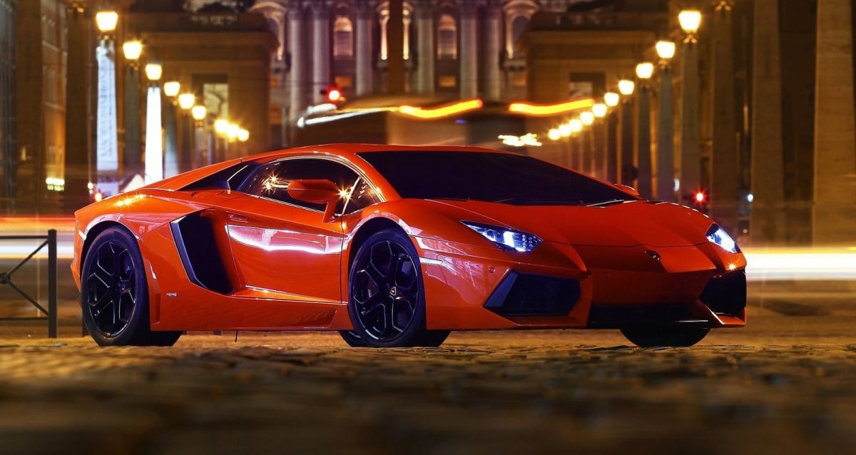 La collection privée de voitures de l'acteur Morgan Freeman vaudrait plusieurs $$$$$$ Lamborghini-aventador-front-three-quarters