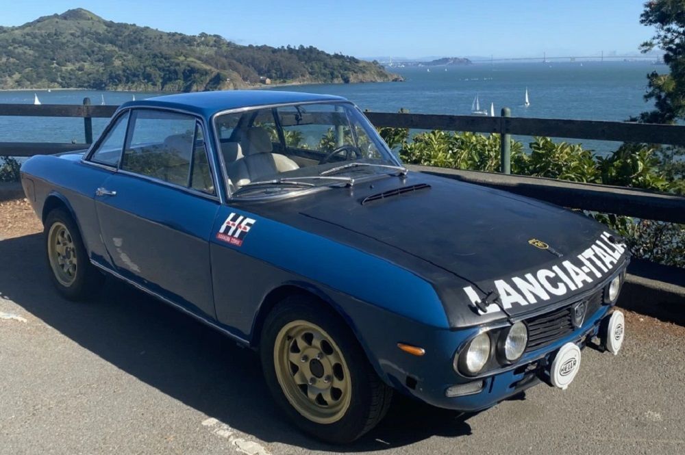 Blue 1974 Lancia Fulvia 1.3 SI parked in front of the sea