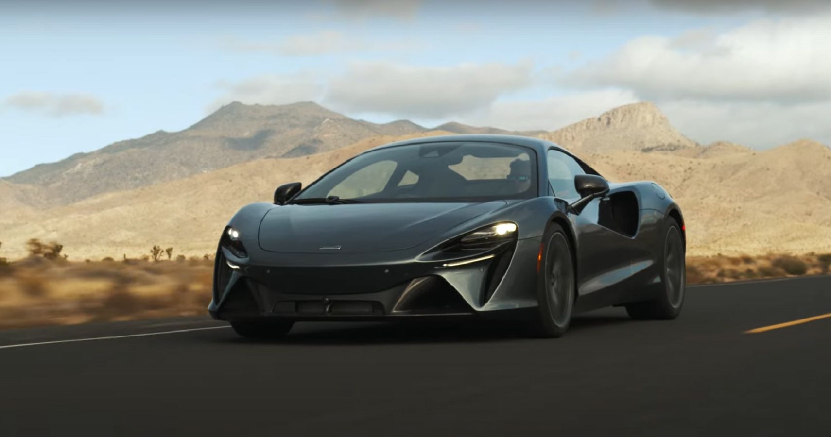 McLaren Artura no pneu fumegante