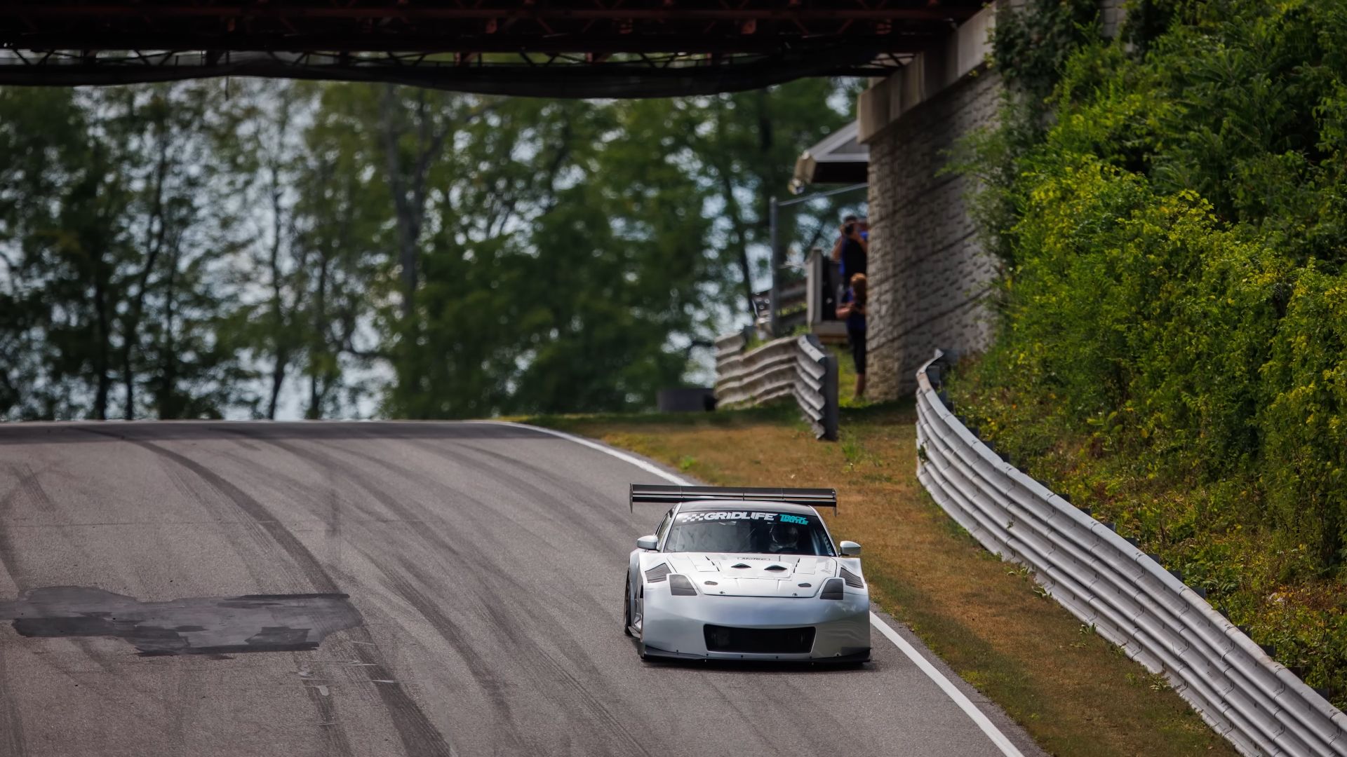 Nissan 350Z avec vue de face F1 Kers sur piste