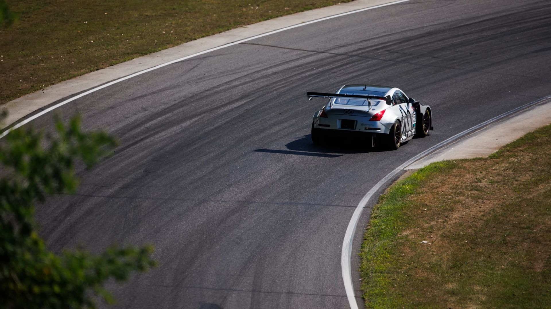 Nissan 350Z avec vue arrière du quartier F1 Kers