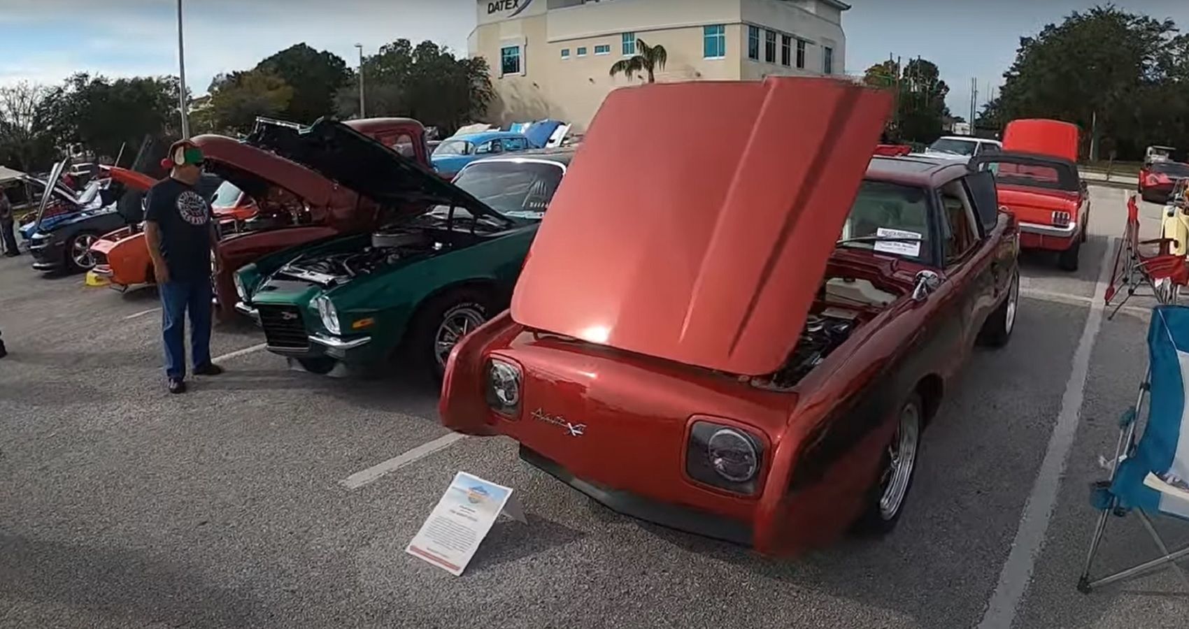 Studebaker Avanti e outros carros clássicos em uma feira automóvel na Flórida