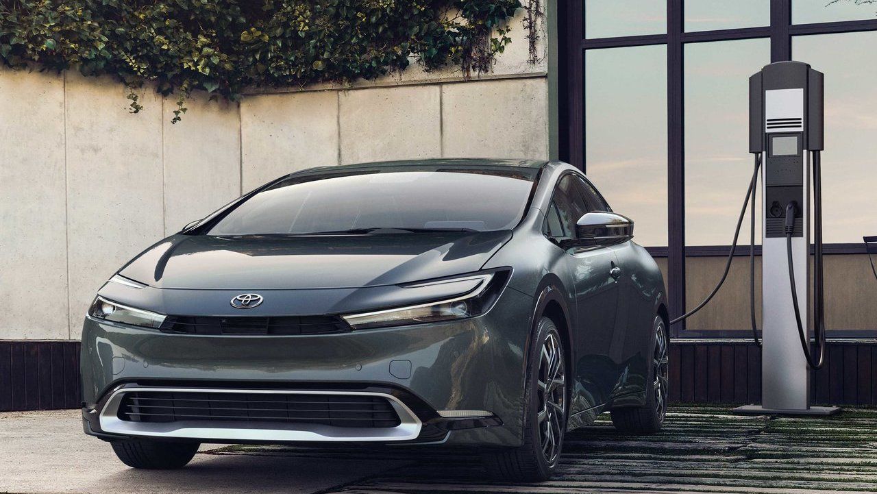 Toyota-Prius_Prime_US-Version-2023-Charging