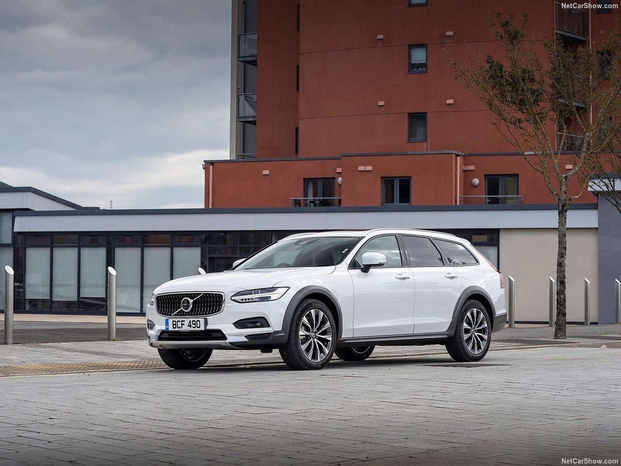 Volvo-V90_Cross_Country-Parked Up