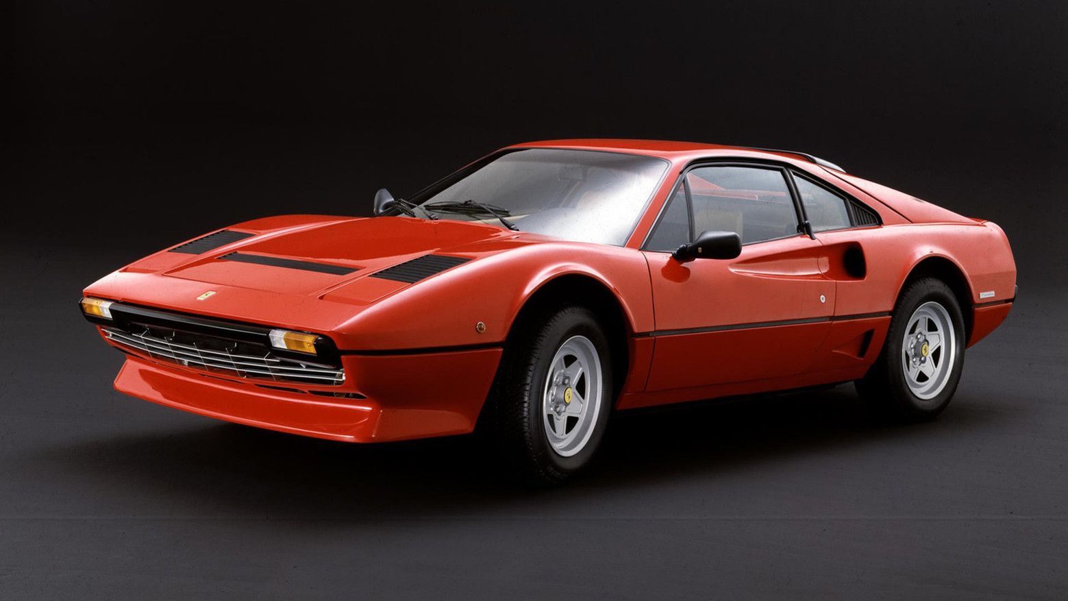 1982-ferrari-208-gtb-turbo vista del cuarto delantero