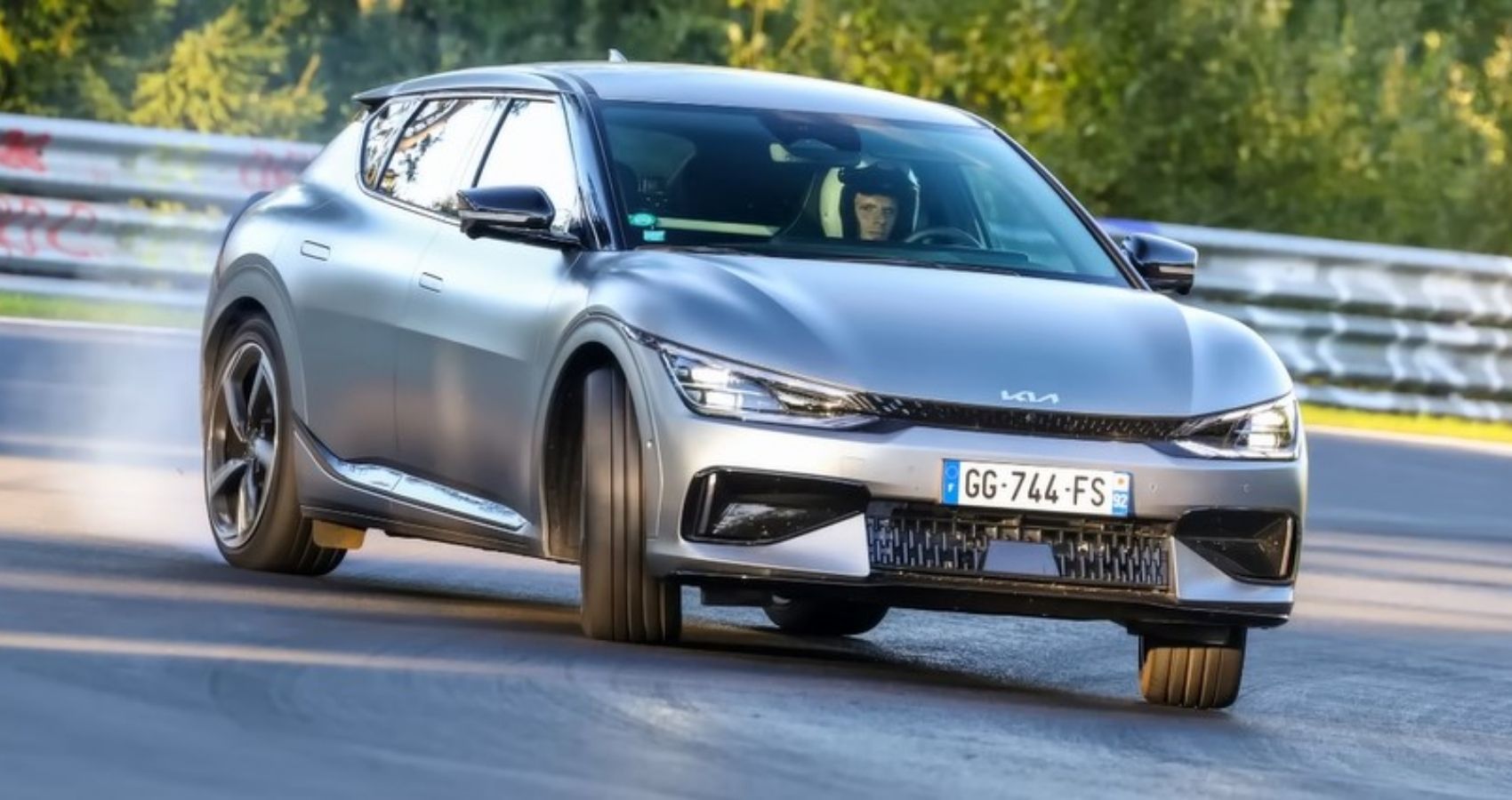 Kia EV6 GT à deriva em uma curva em Nurburgring