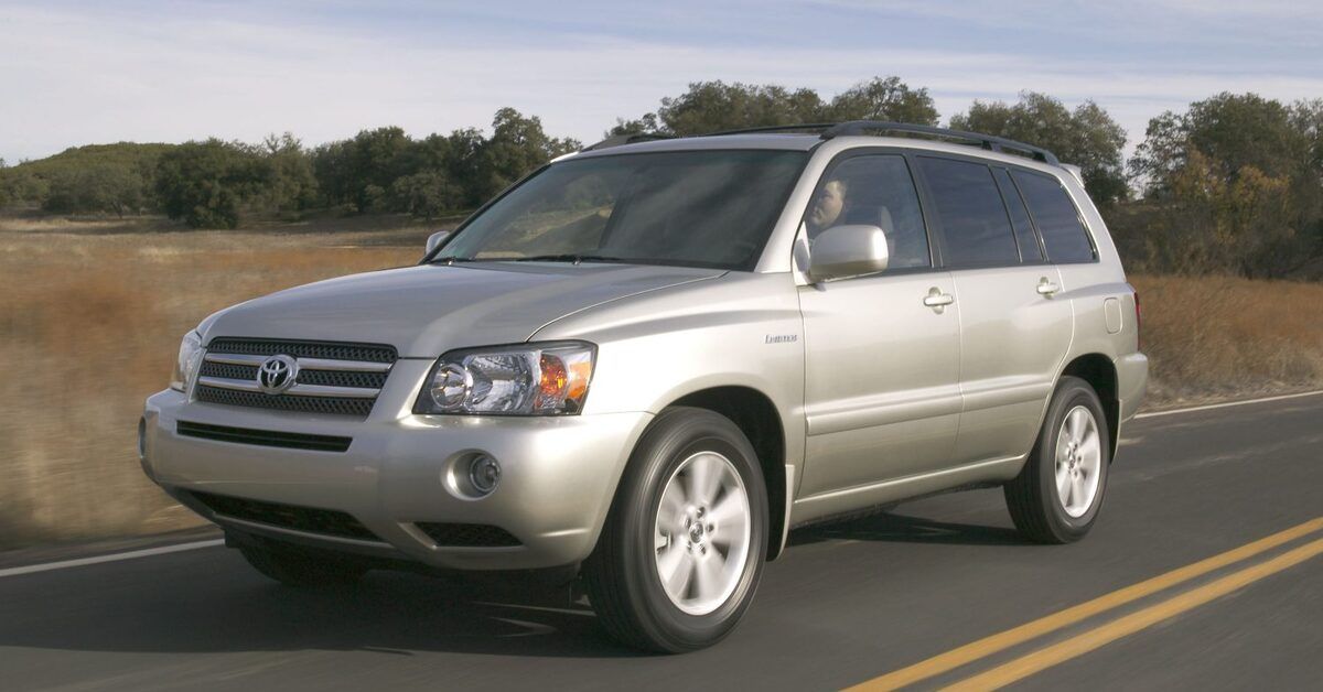 Silver 2007 Toyota Highlander on the road