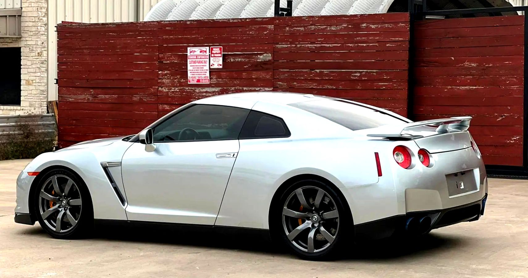 2010 Nissan GT-R Exterior Side Angle