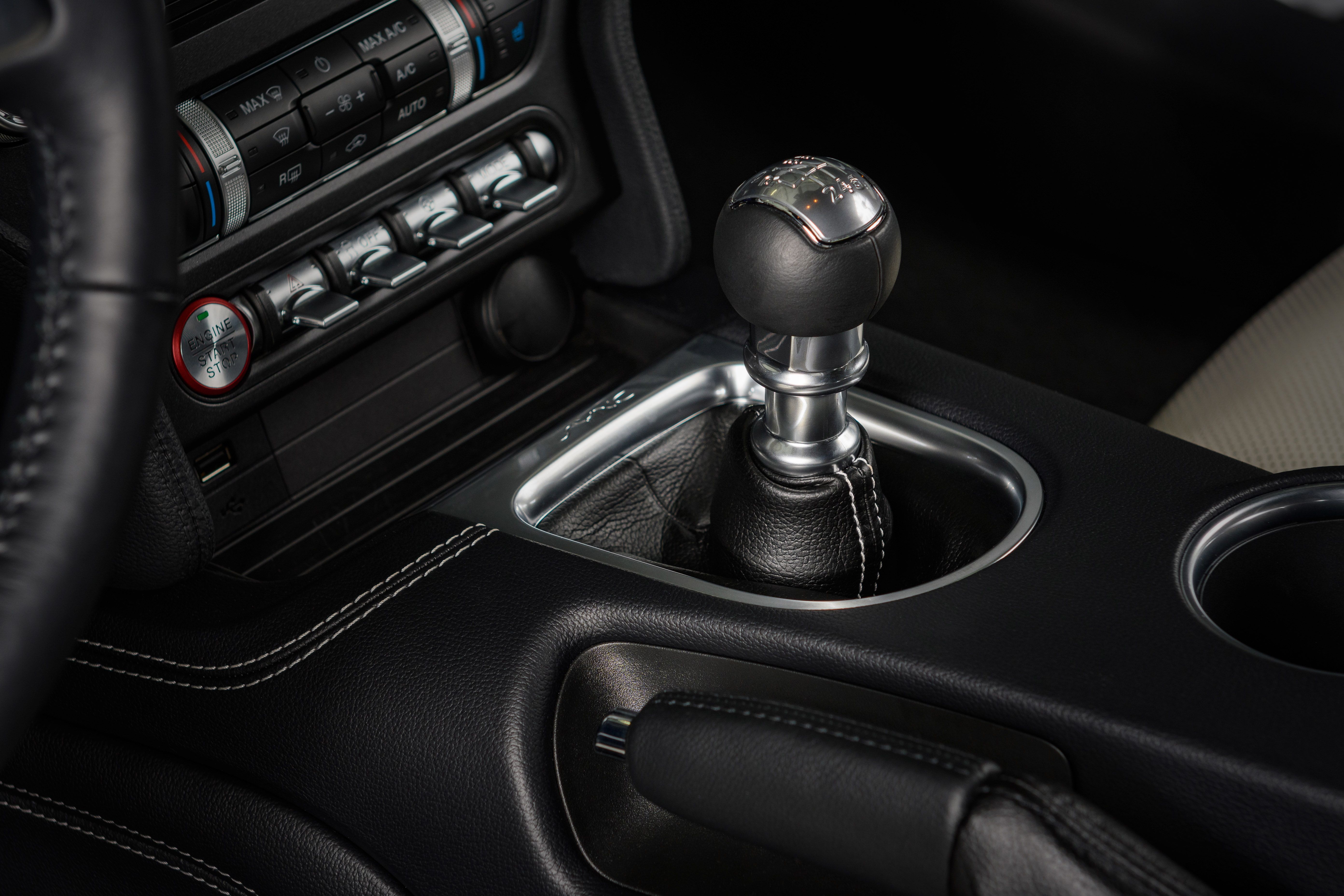 The manual shifter of the 2022 Mustang Coupe.