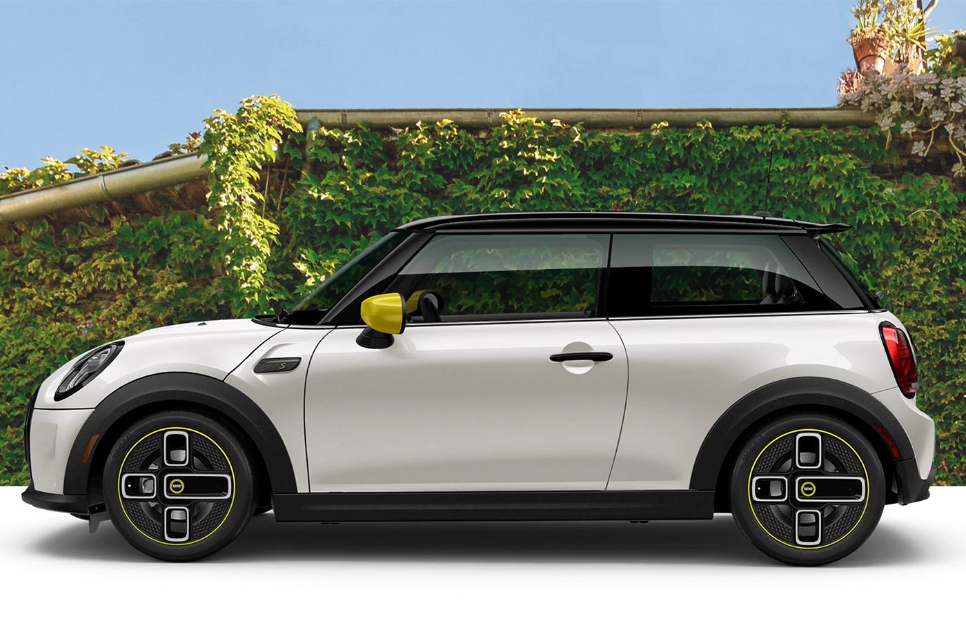 White 2023 Mini Cooper SE sideview