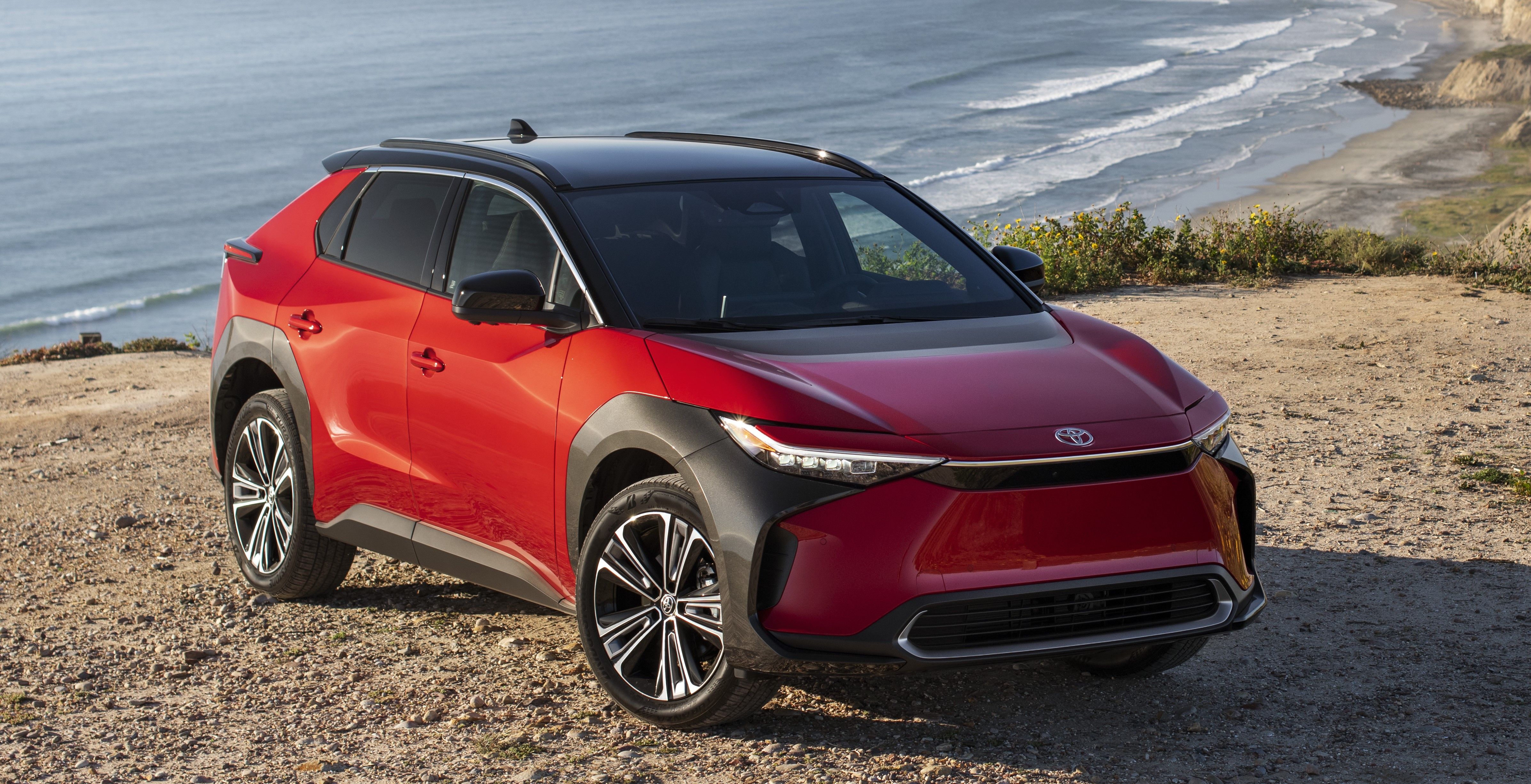 2023 Toyota bZ4X em uma praia arenosa