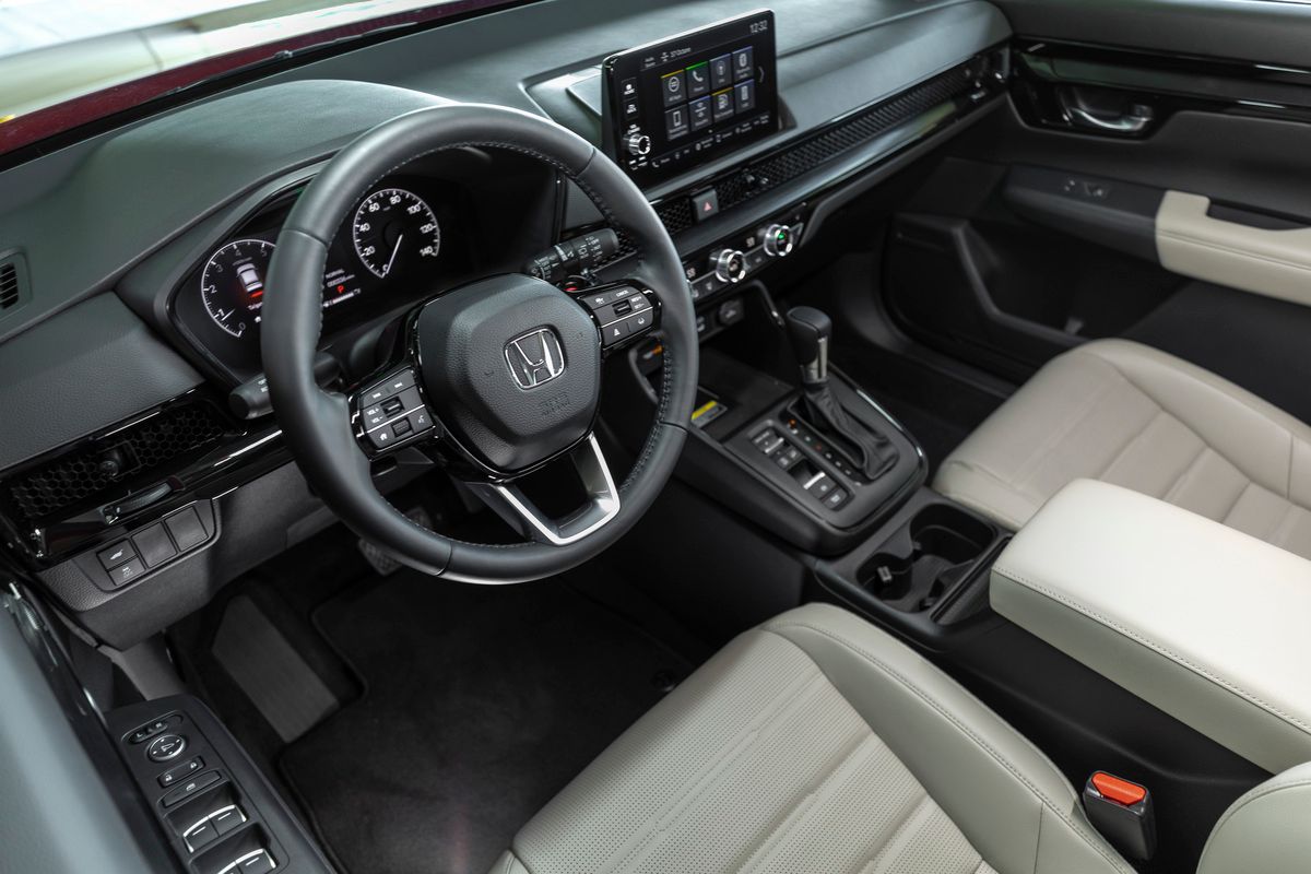 The standard interior of the 2023 Honda CR-V EX-L. 