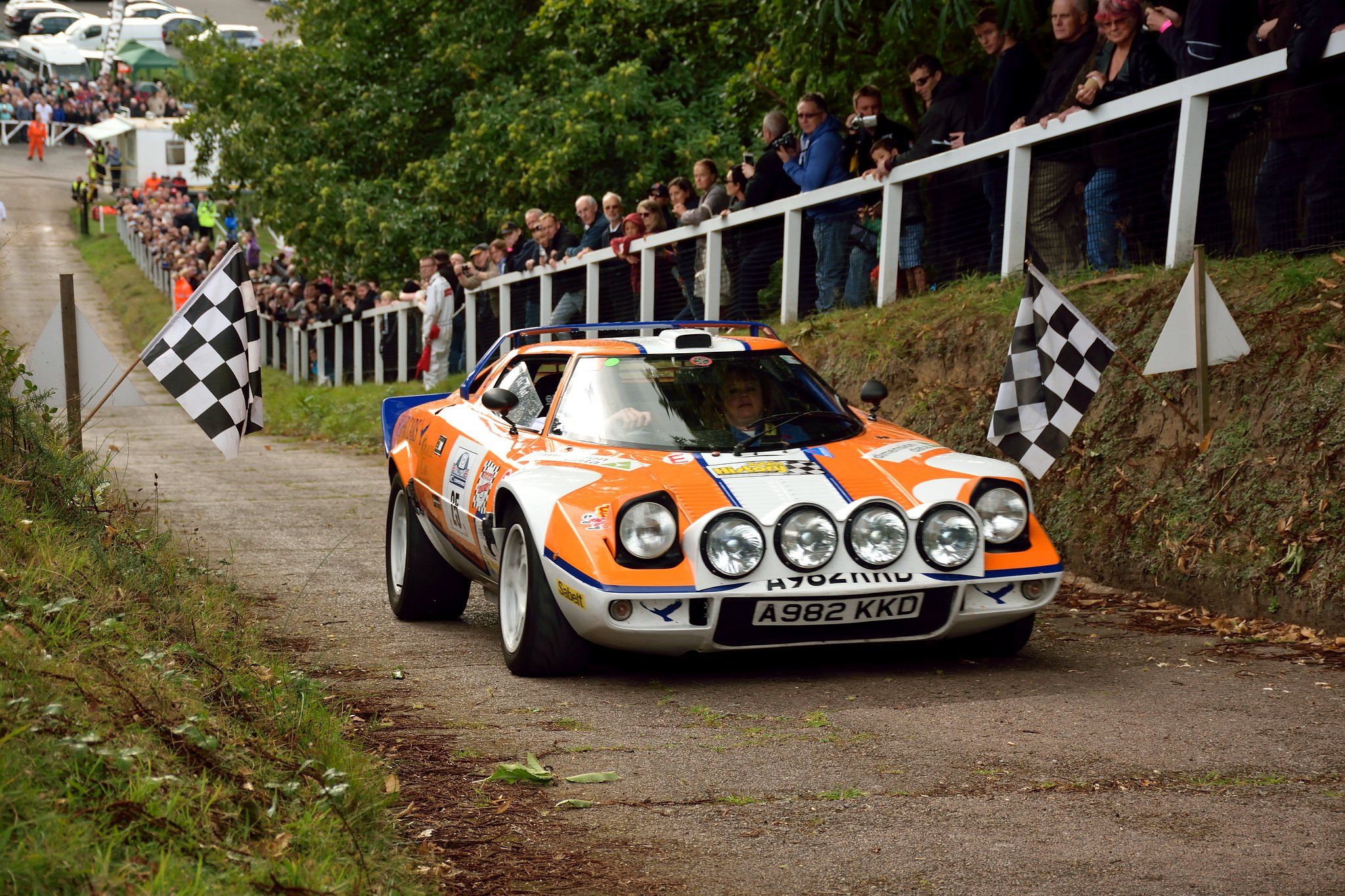 Carro de rali Stratos branco e laranja