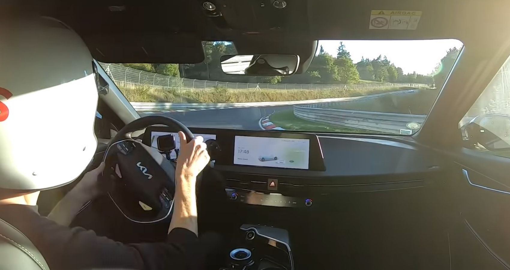 Kia EV6 GT à deriva em uma curva em Nurburgring