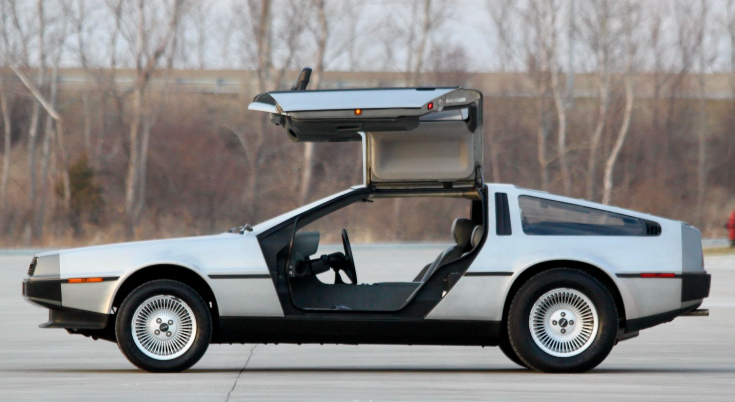 Vista lateral do DeLorean DMC-12 prateado 1981