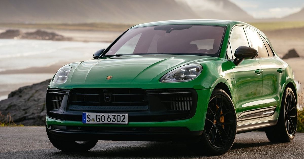 Porsche Macan verde estacionado