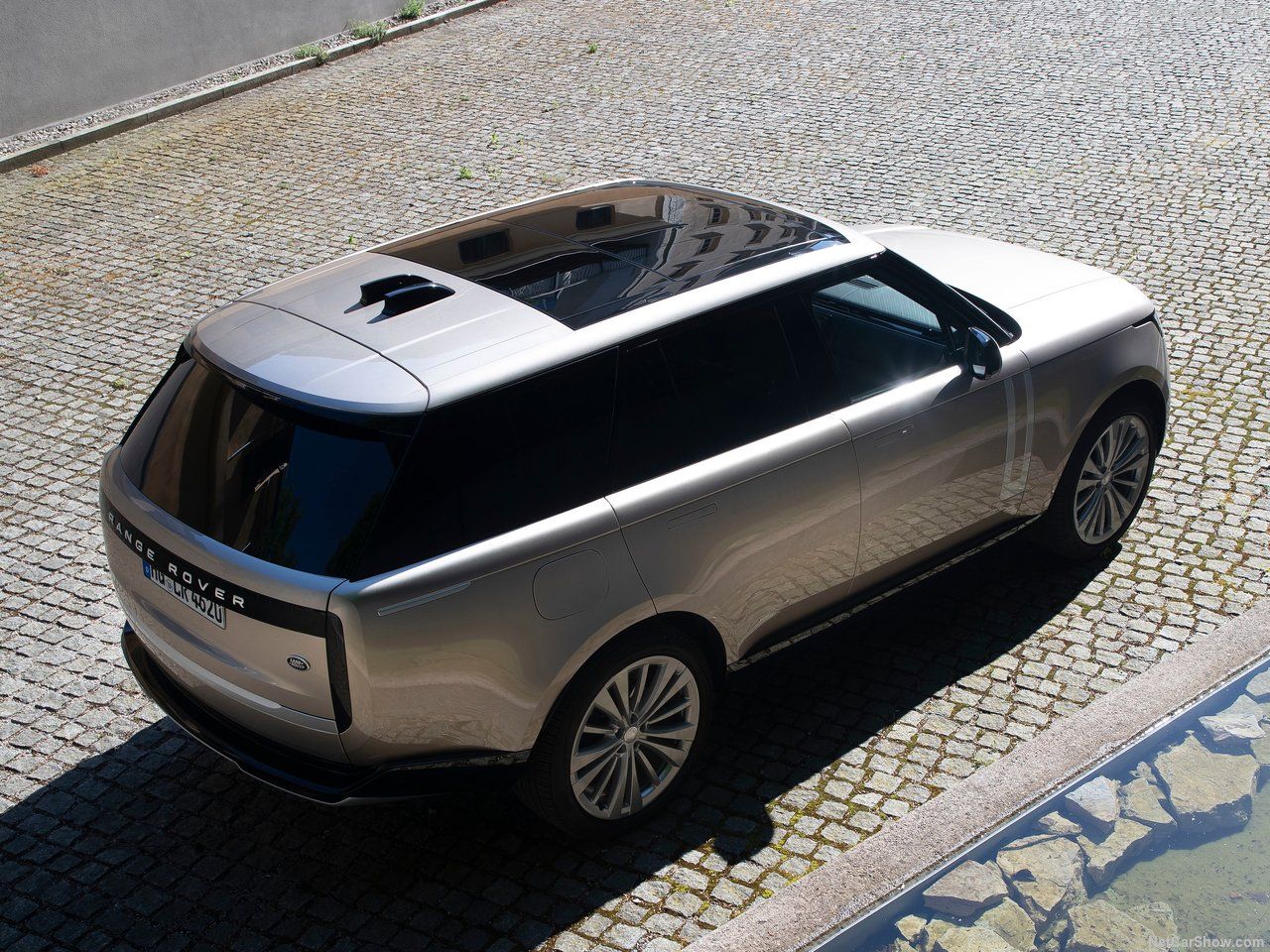 Land_Rover-Range_Rover-2022-rear