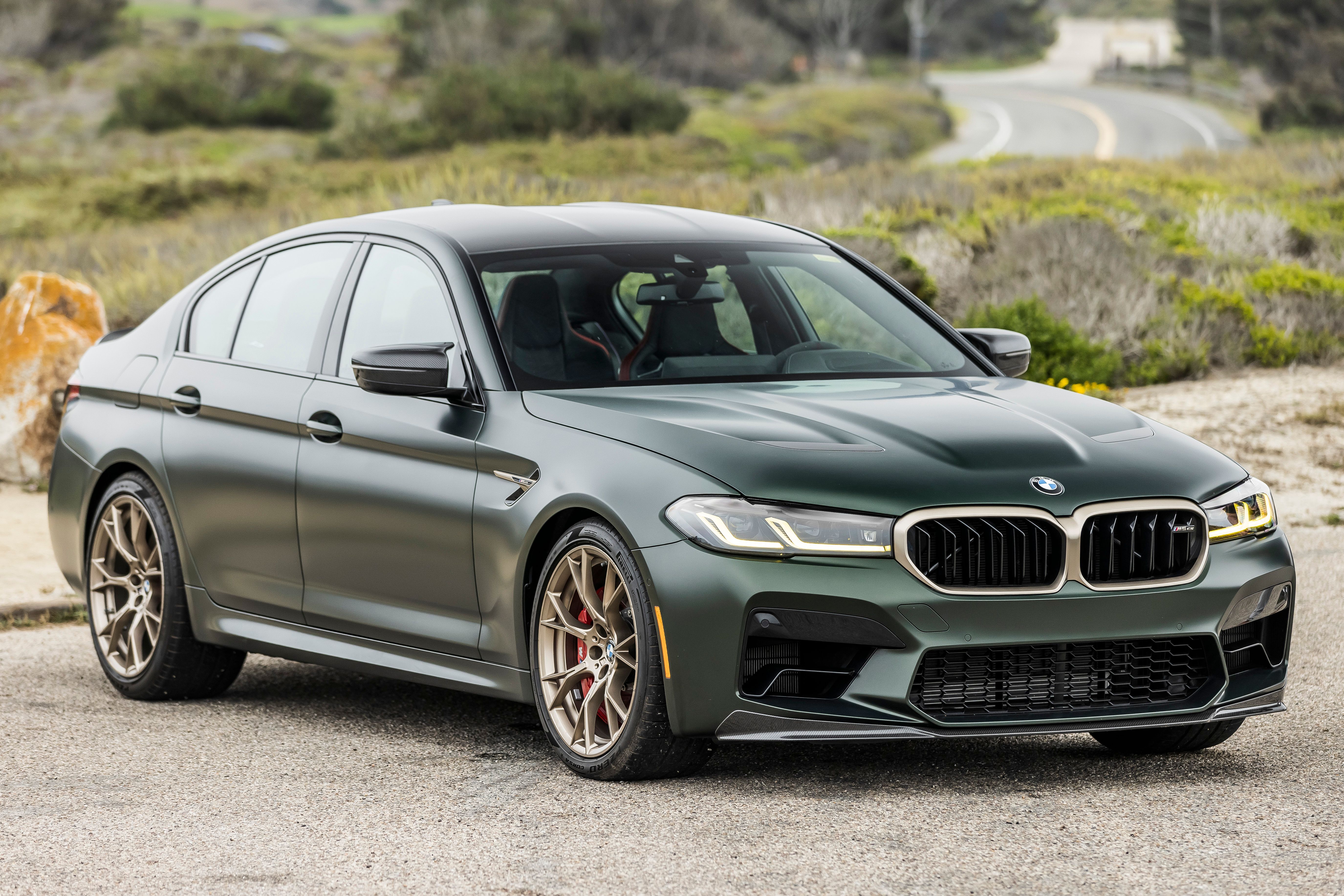 Vista 3/4 frontal do BMW M5 2023