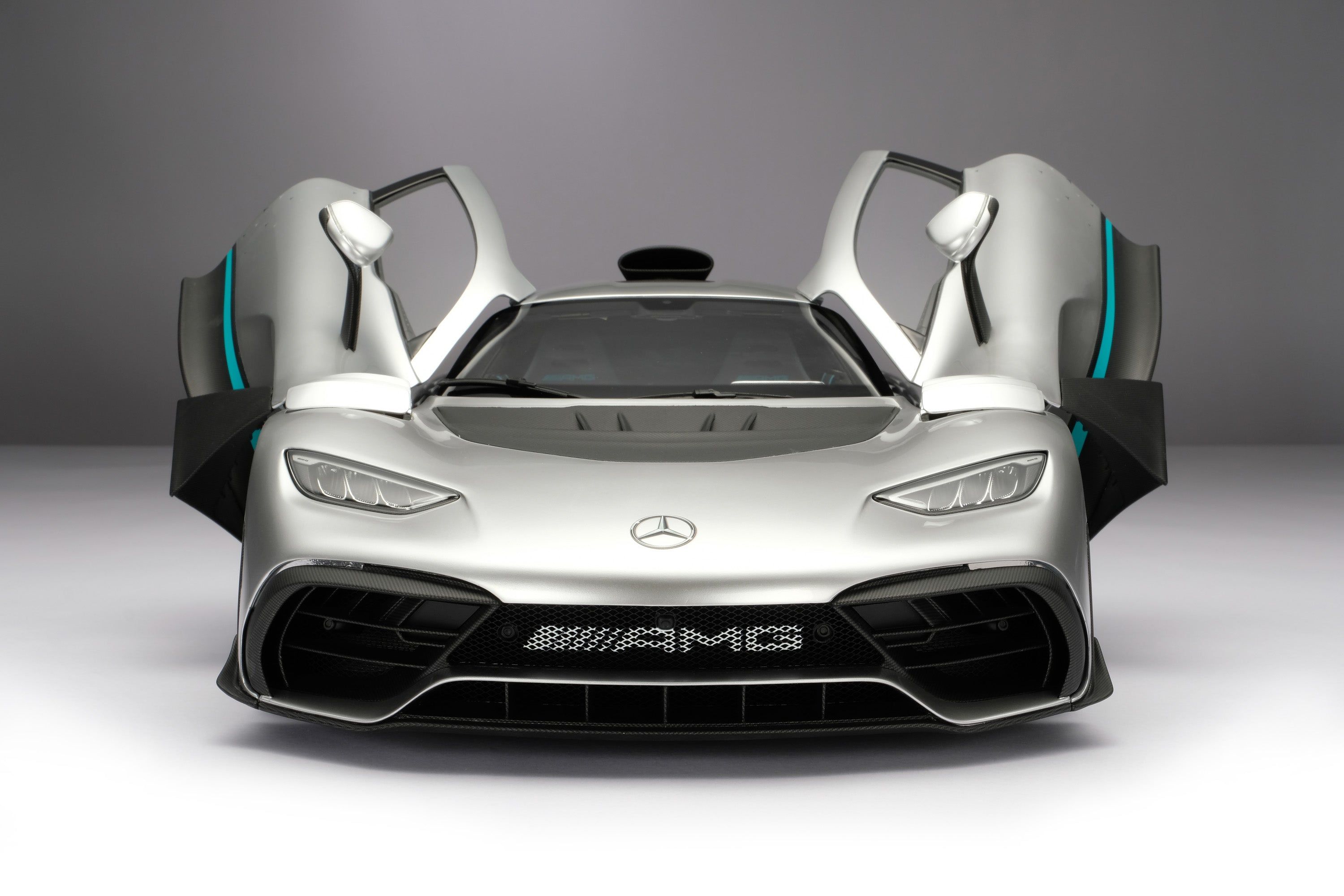 Plata 1:8 Amalgama Mercedes-AMG A Model Car Puerta abierta