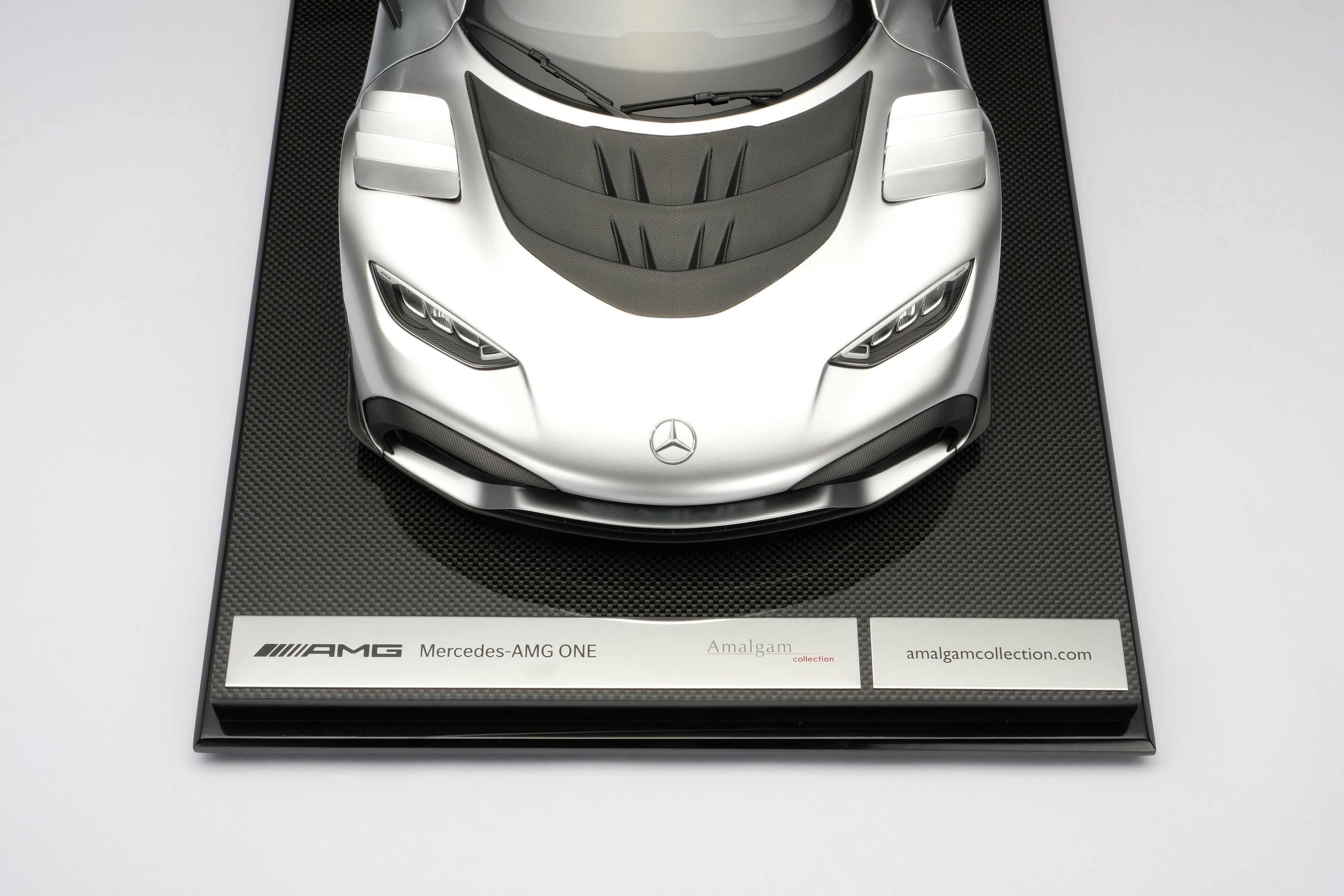 Plata 1:8 Amalgama Mercedes-AMG A Model Car en placa base