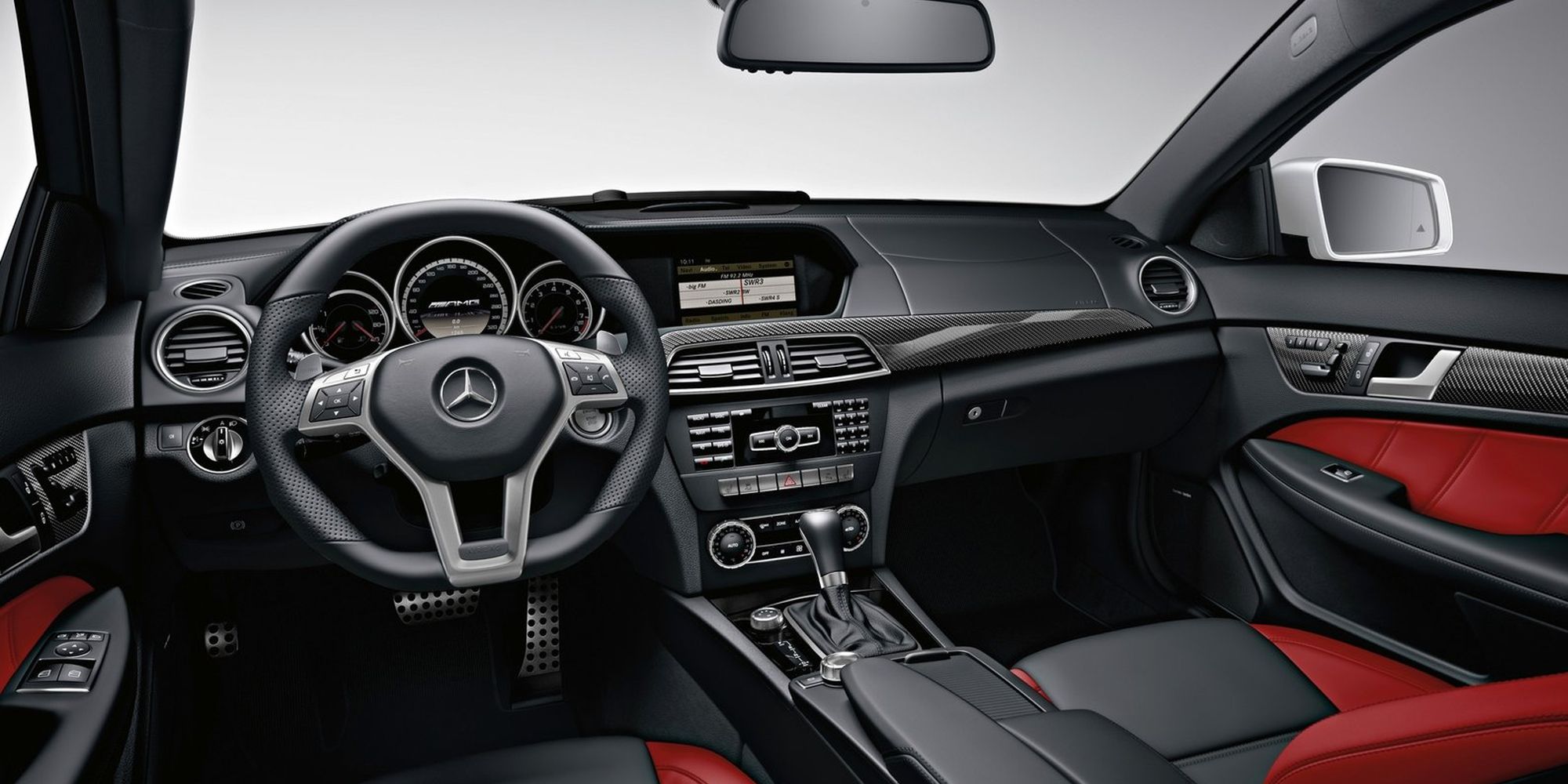 Mercedes C63 AMG Interior Lado del conductor Gran Angular Rojo Cuero