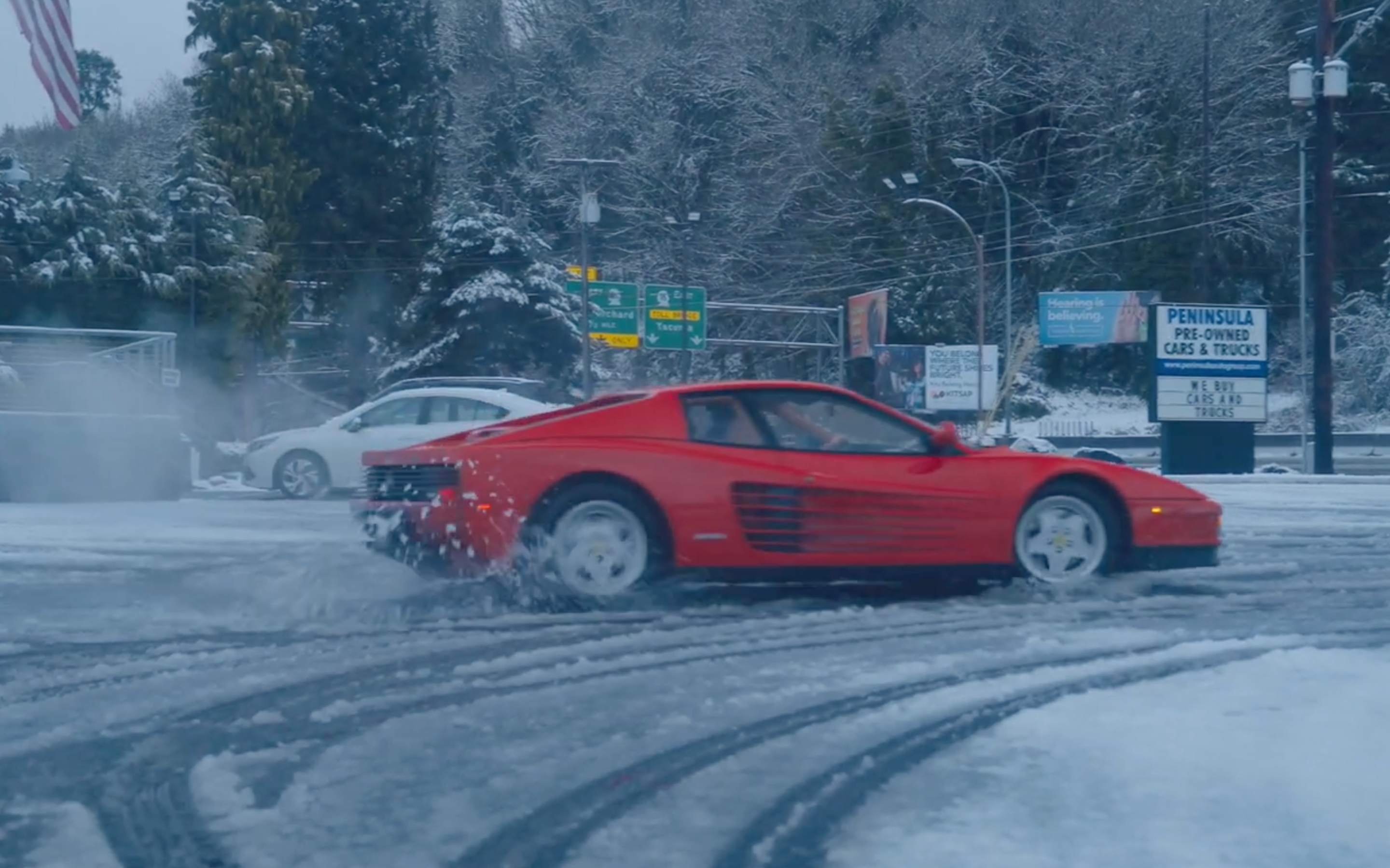 Rojo 1984 Ferrari Testarossa Sports Car a la deriva en el estacionamiento