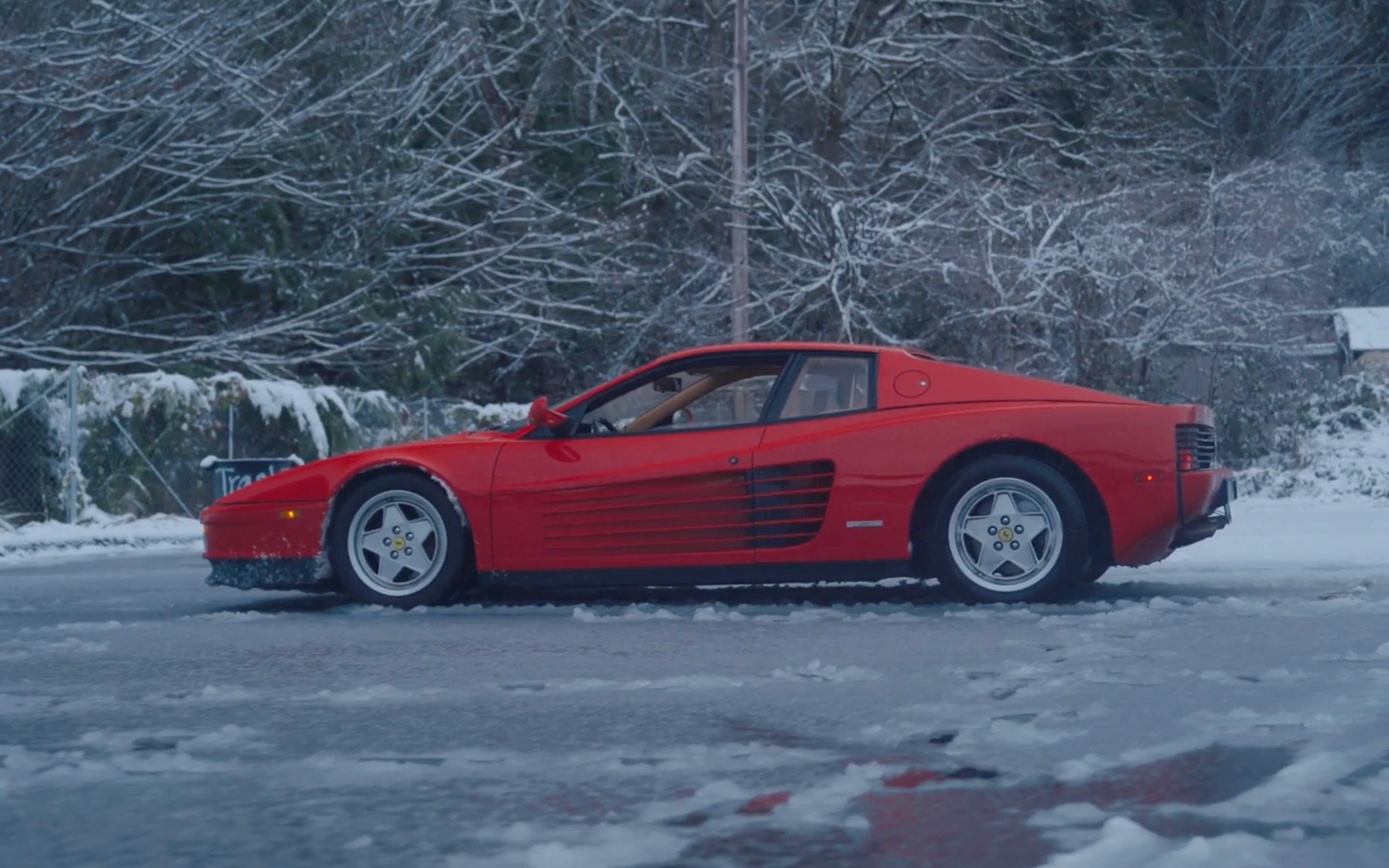 Rojo 1984 Ferrari Testarossa Sports Car estacionado en hielo