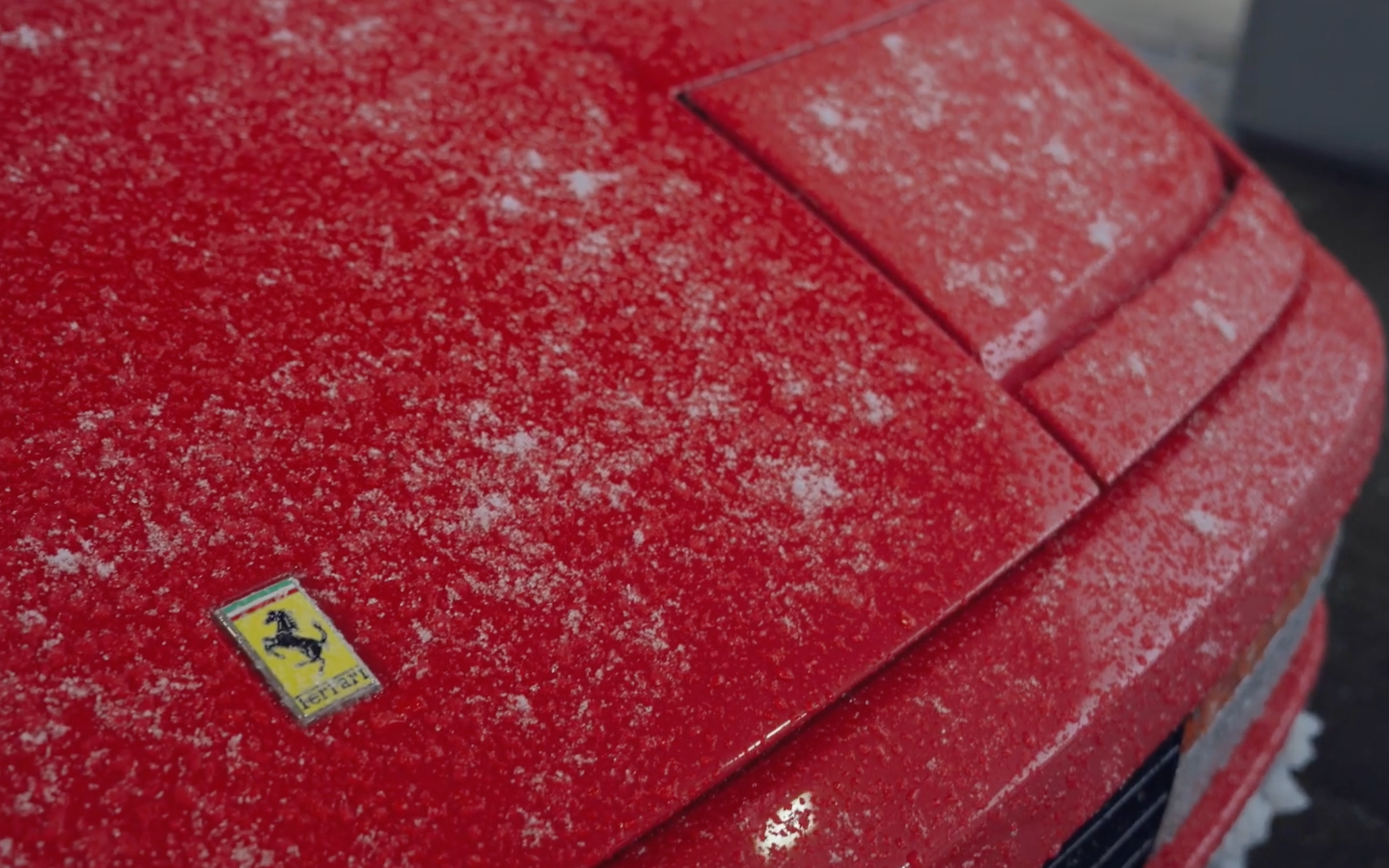 Rojo 1984 Ferrari Testarossa Sports Car cubierto de escarcha