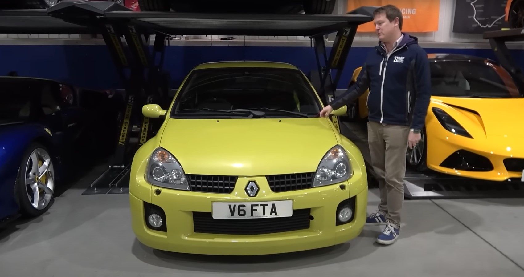 Renault Sport Clio V6 jaune, vue de profil avant dans le garage