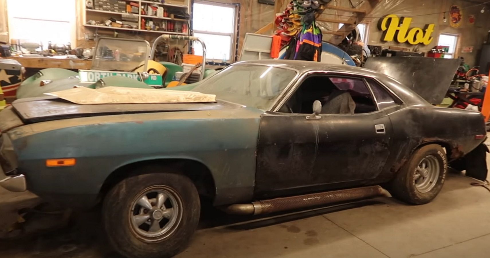 O Plymouth Barracuda 1973 dentro da garagem do vendedor