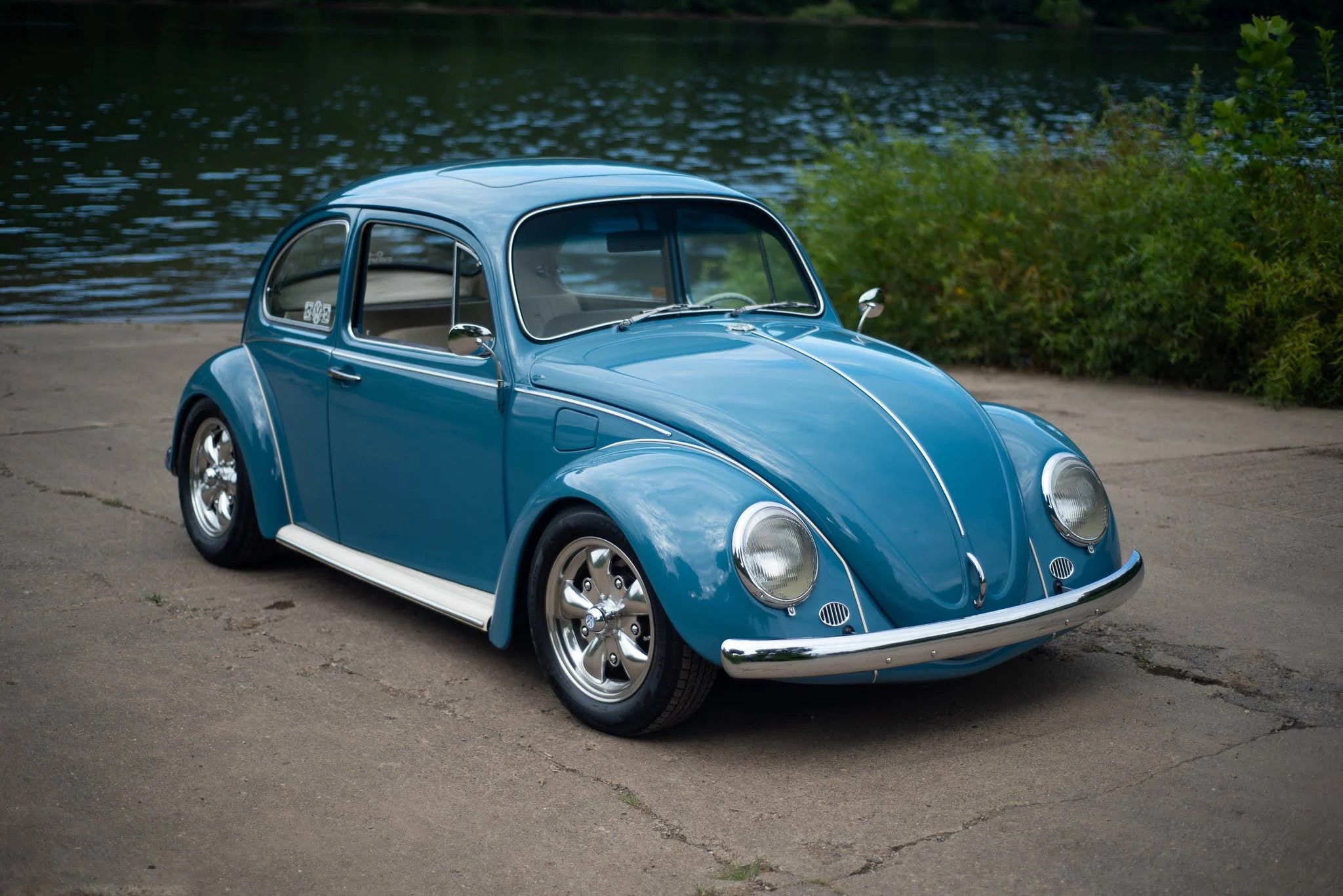 Un VW Beetle azul de 1970 está estacionado
