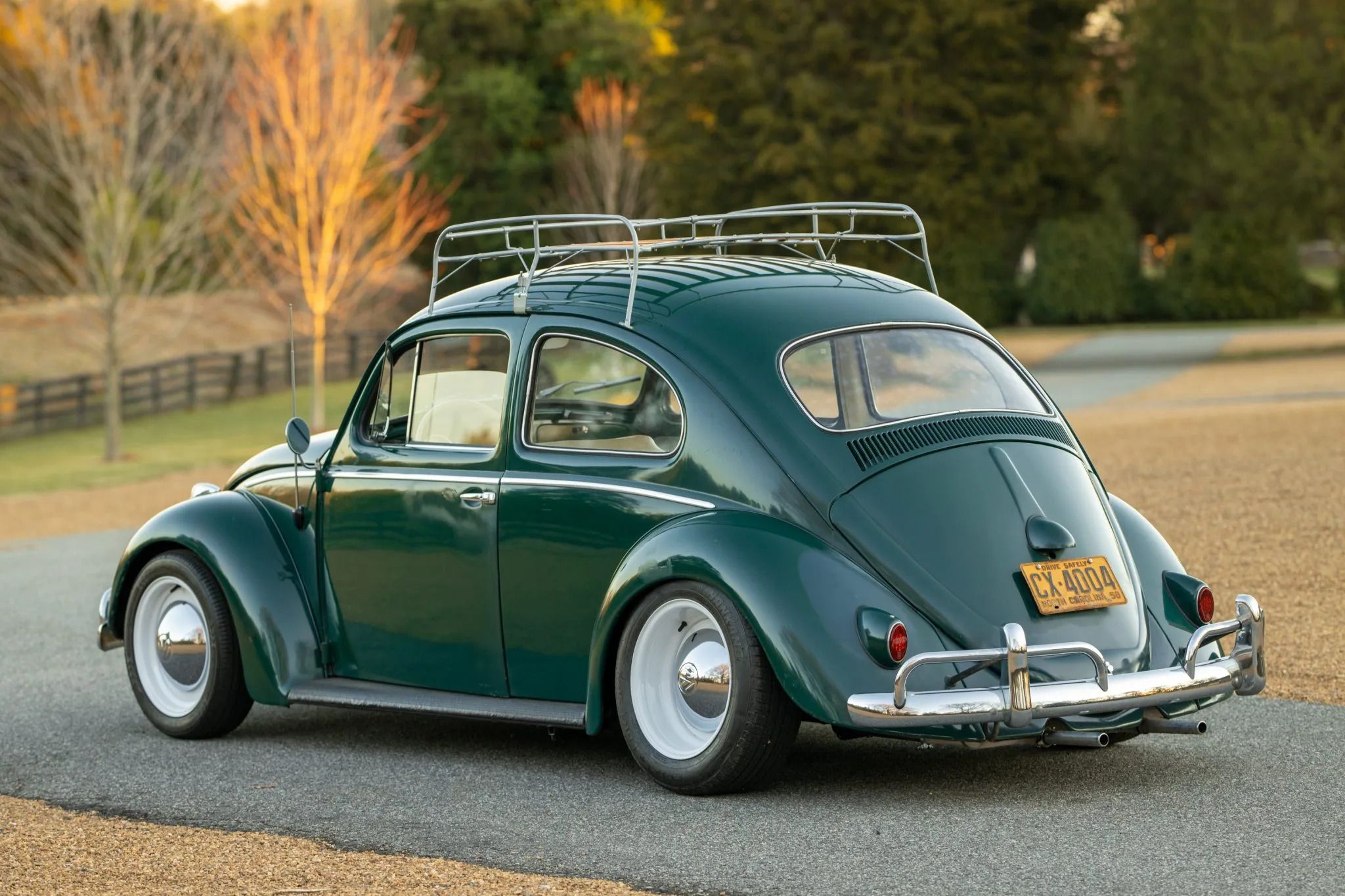 Un VW Beetle verde de 1958 está estacionado