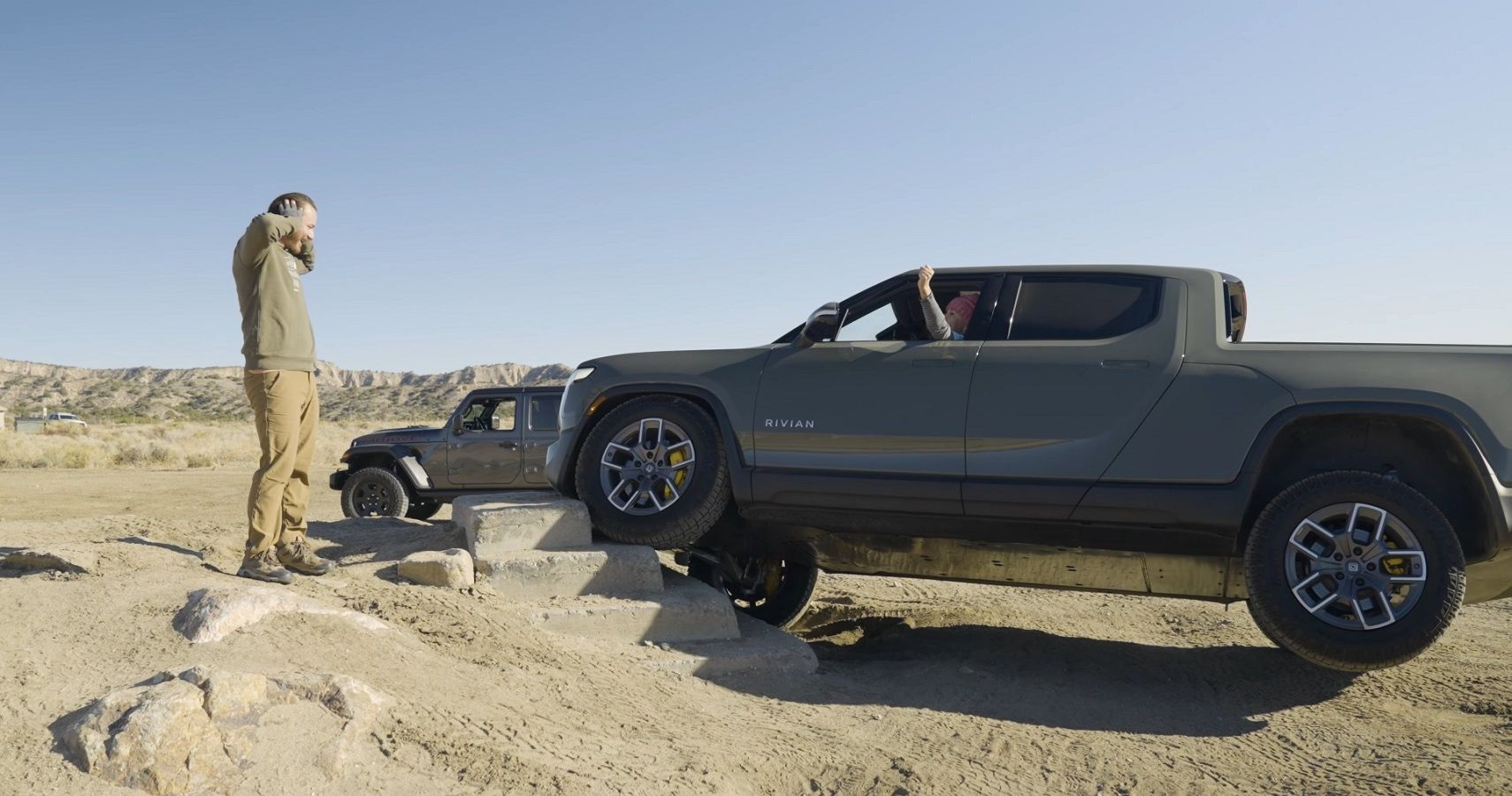 Video Proves If An Electric Rivian R1T Is As Good As A Jeep Gladiator Off-Road