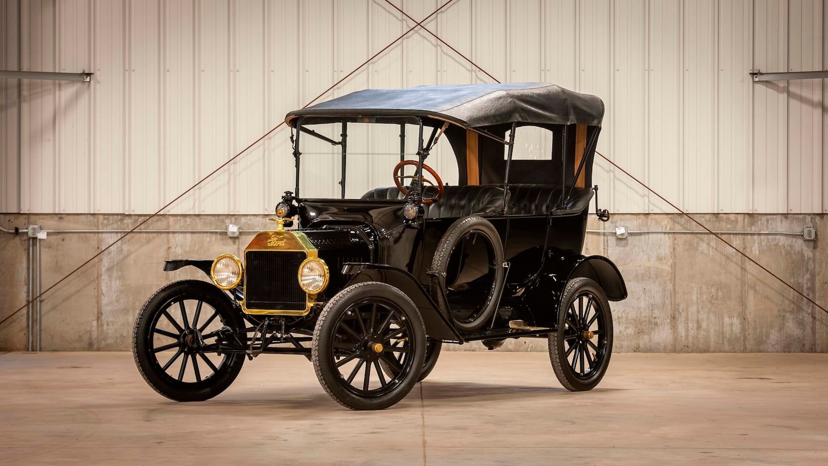 OLD FORDS SHINE DURING AMERICA'S LONGEST-RUNNING ANTIQUE CAR SHOW