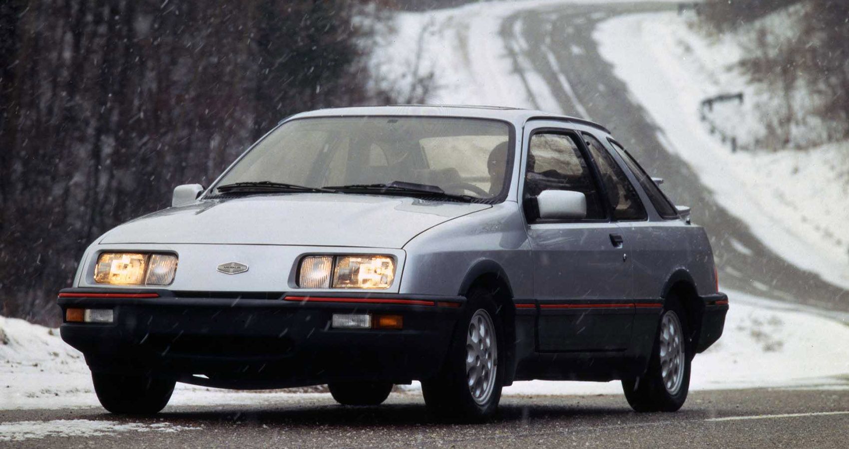 Merkur XR4Ti 1986 na vista frontal do terceiro quarto da estrada com neve