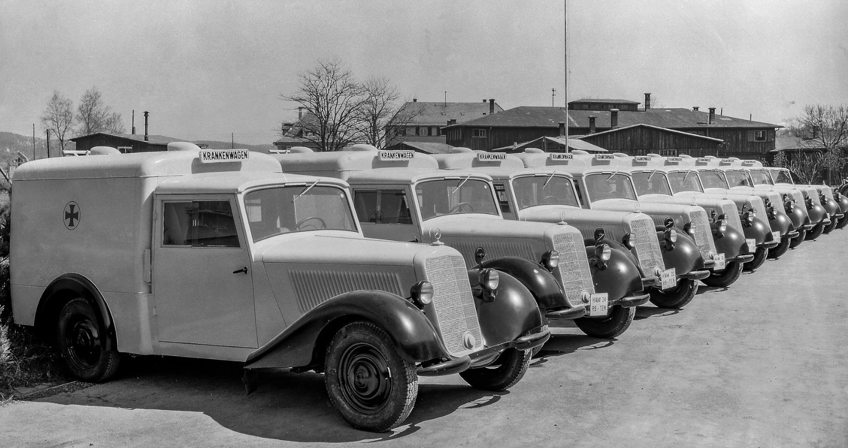 Парковка машин скорой помощи Mercedes-Benz 320 1937 года