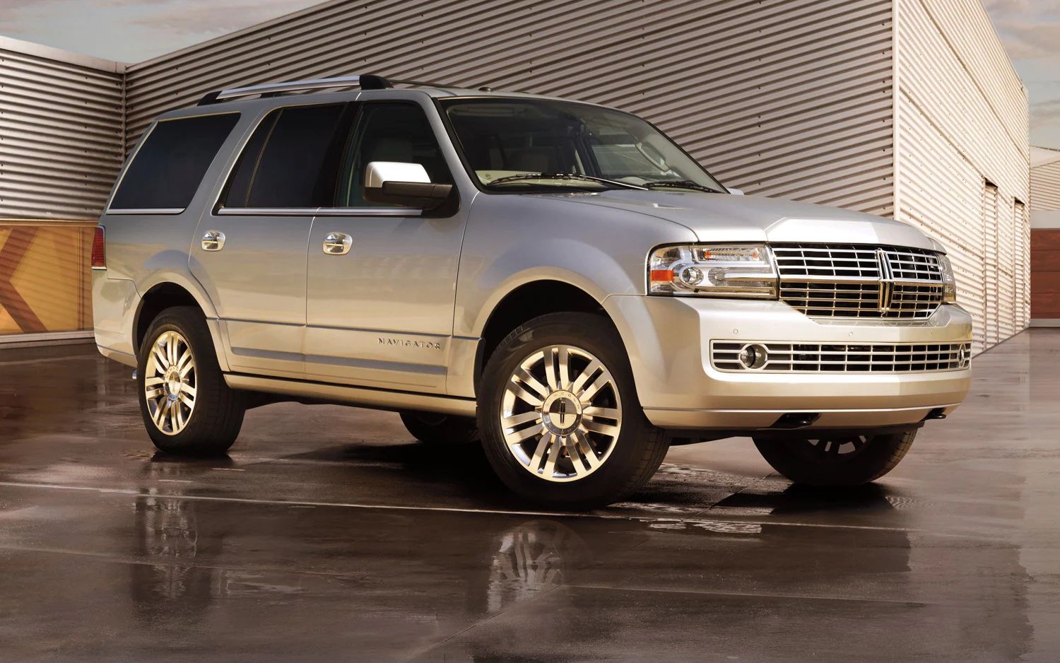 Front right close-up of the 2013 Lincoln Navigator