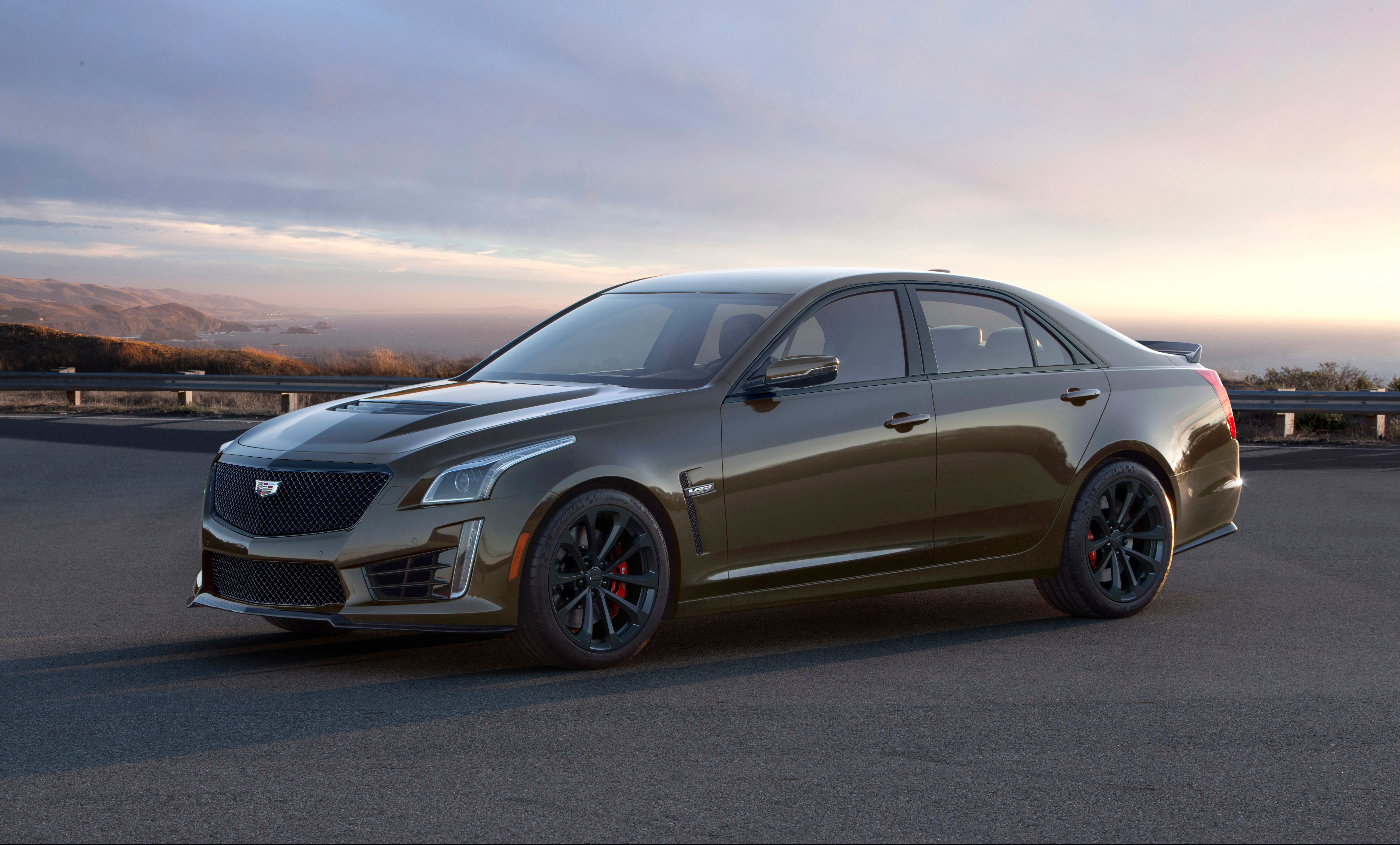 Ângulo lateral do Cadillac CTS-V 2019