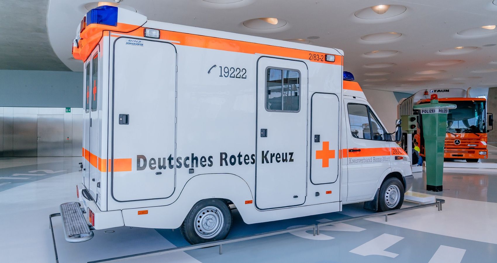 Машина скорой помощи Mercedes-Benz Sprinter 2001 года в музее