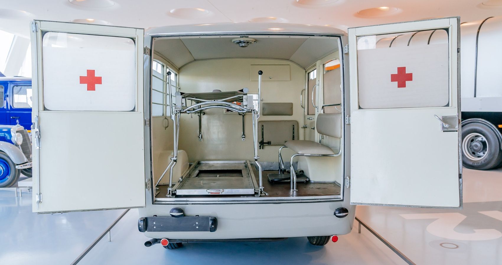 Интерьер машины скорой помощи Mercedes-Benz 320 1937 года