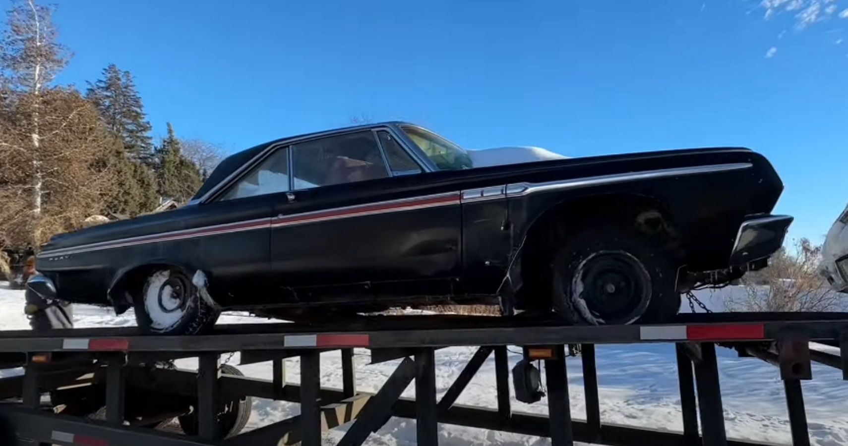 Um Plymouth Fury 1964 em um trailer