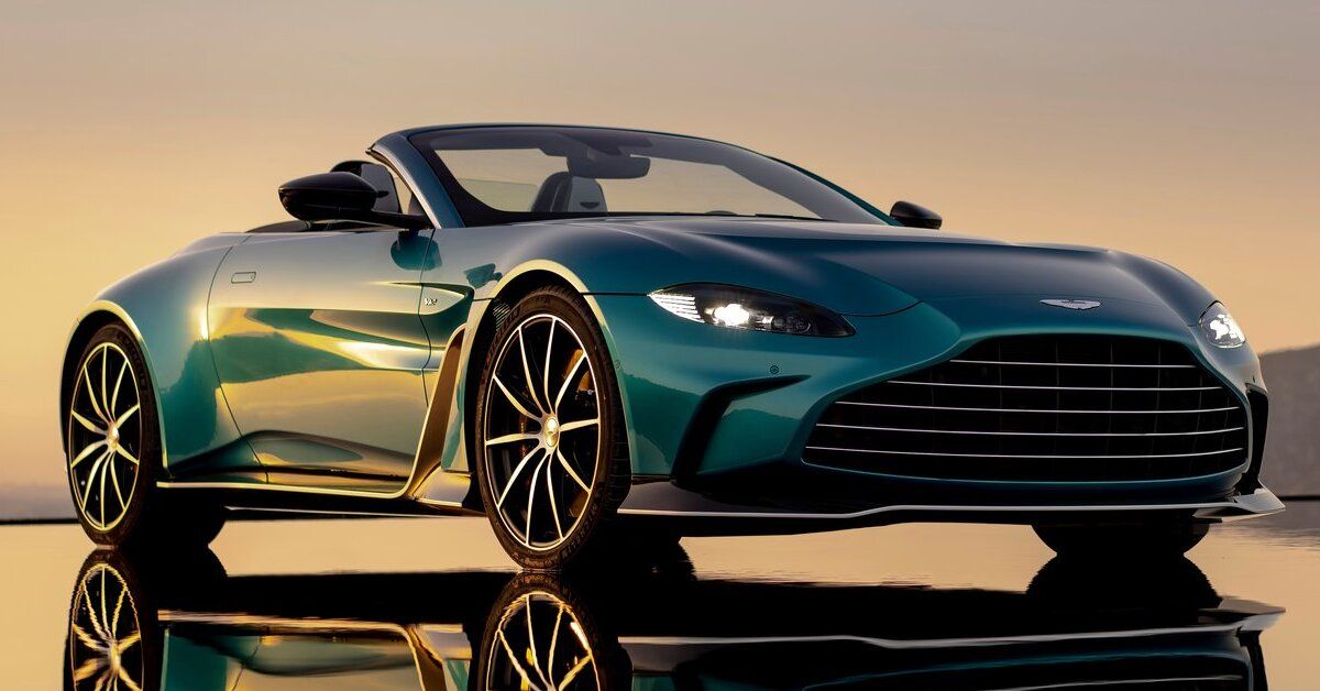Une Aston Martin V12 Vantage Roadster 2023 verte garée