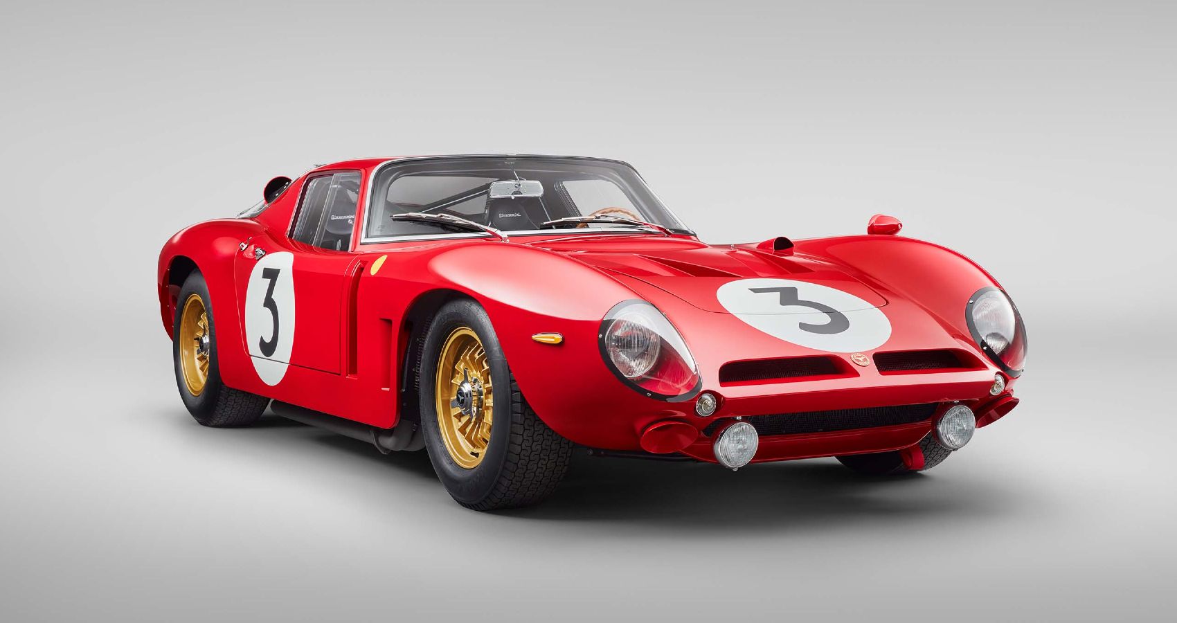 Vista frontal do terceiro trimestre da Bizzarrini 5300GT