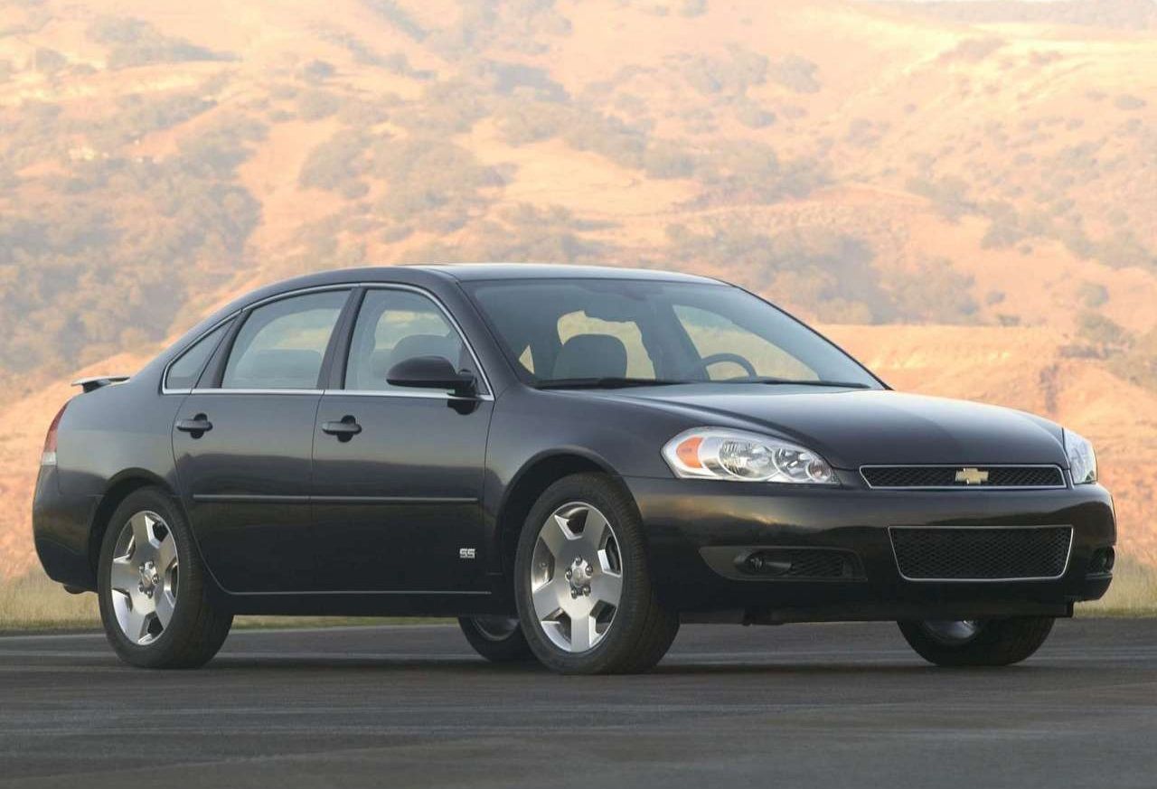 Chevrolet Impala SS preto na estrada