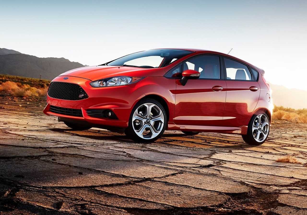 Red Fiesta ST estacionado