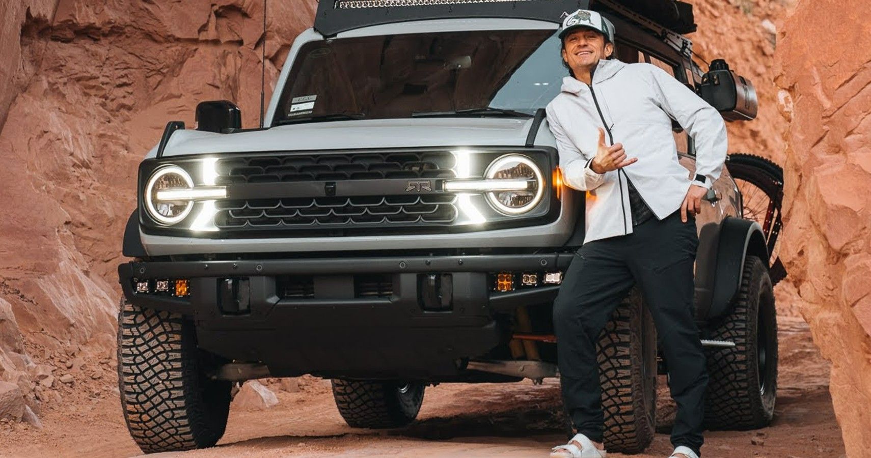 Orlando Bloom em frente ao seu Ford Bronco