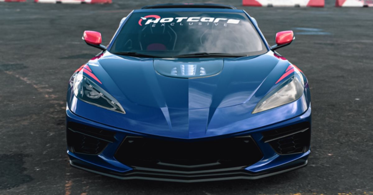 Концепт синего Chevrolet Corvette C8 с передним расположением двигателя - вид спереди