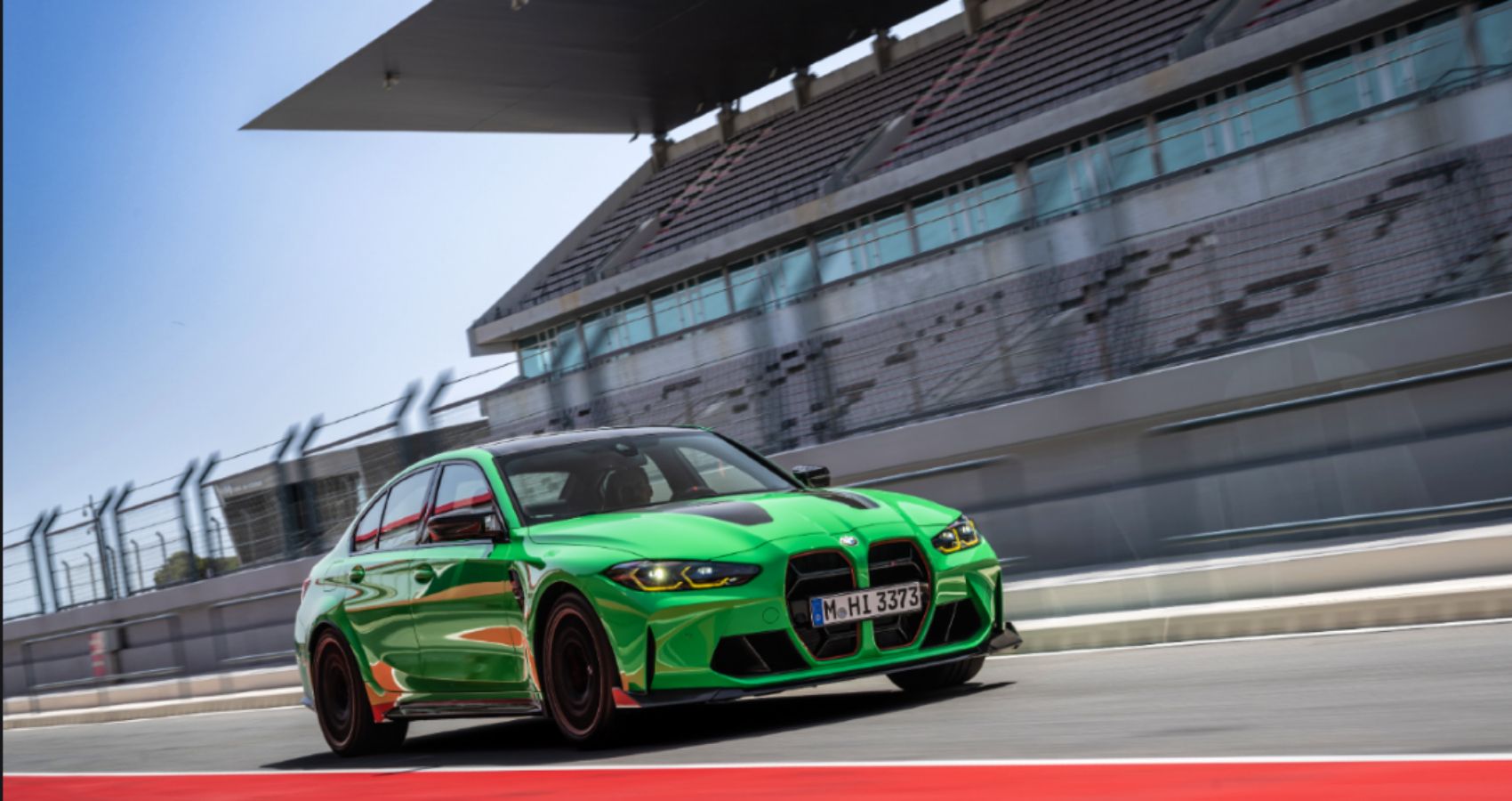 Зеленый BMW M3 CS 2024 года на трассах