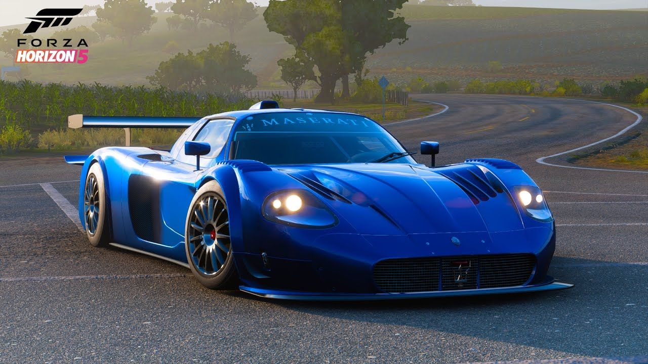 Um Maserati MC12 Corsa versão azul 2008 no Forza Horizon 5 estacionado